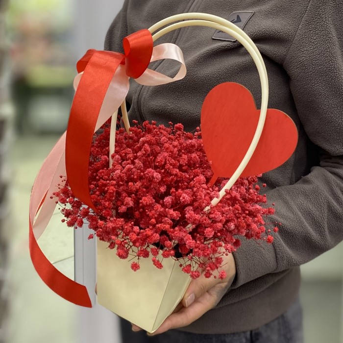 Композиция с красной гипсофилой в сумочке