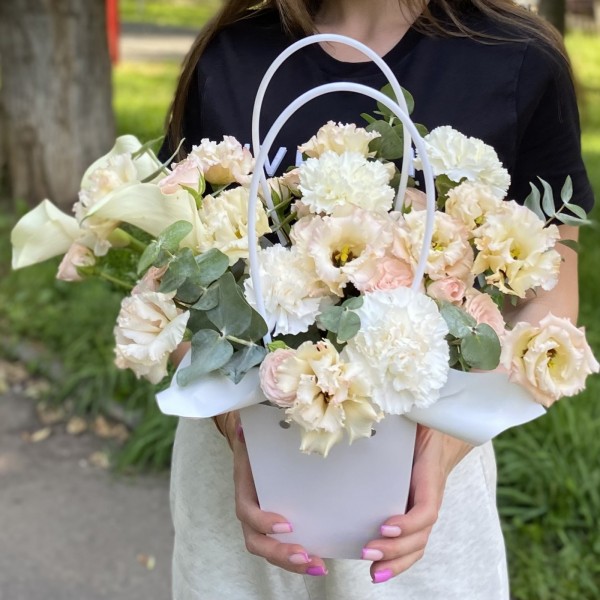 Композиция с эустомой и гвоздиками в сумочке