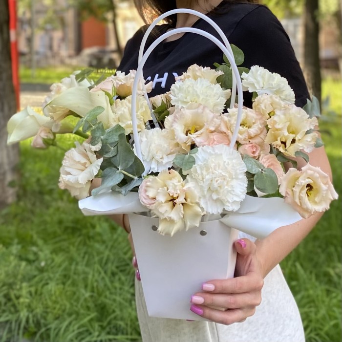 Композиция с эустомой и гвоздиками в сумочке