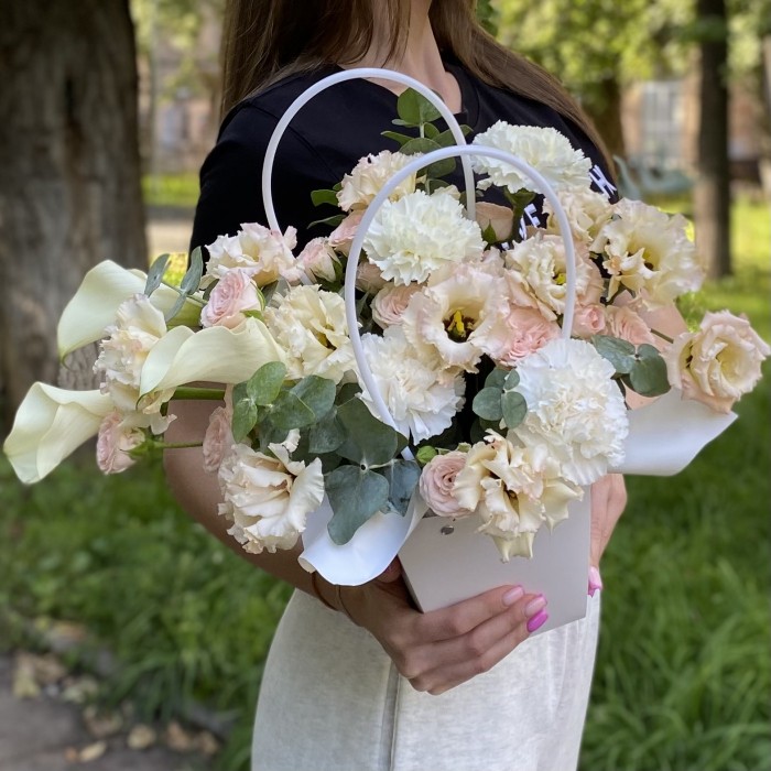 Композиция с эустомой и гвоздиками в сумочке