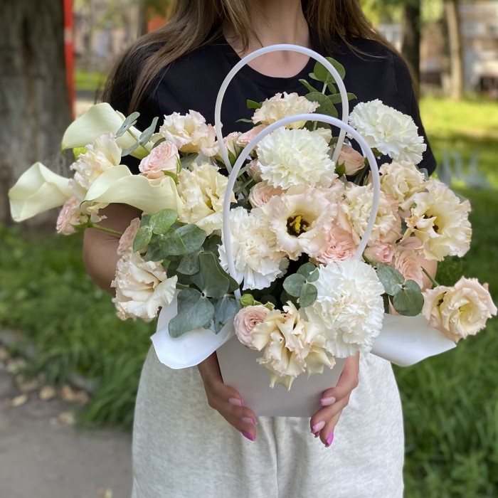 Композиция с эустомой и гвоздиками в сумочке