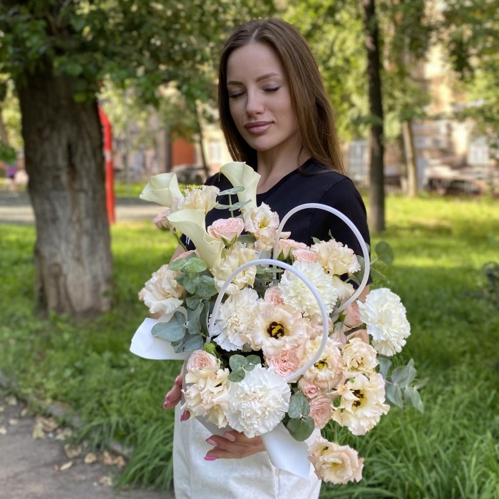 Композиция с эустомой и гвоздиками в сумочке