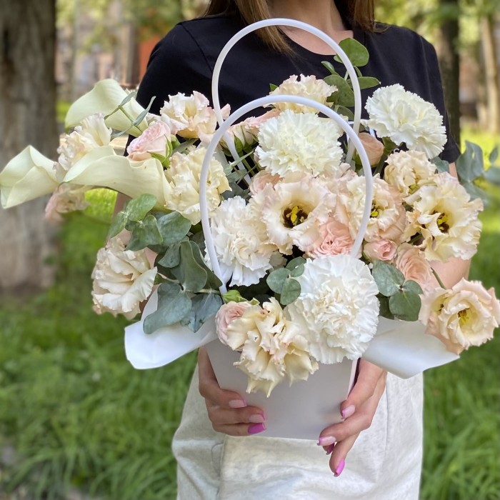 Композиция с эустомой и гвоздиками в сумочке
