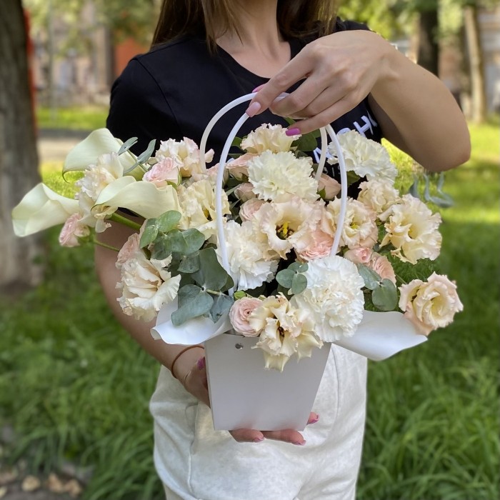 Композиция с эустомой и гвоздиками в сумочке