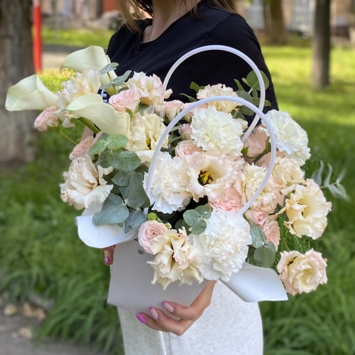 Композиция с эустомой и гвоздиками в сумочке