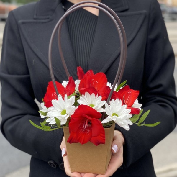 Композиция с хризантемой и красным гладиолусом в сумочке