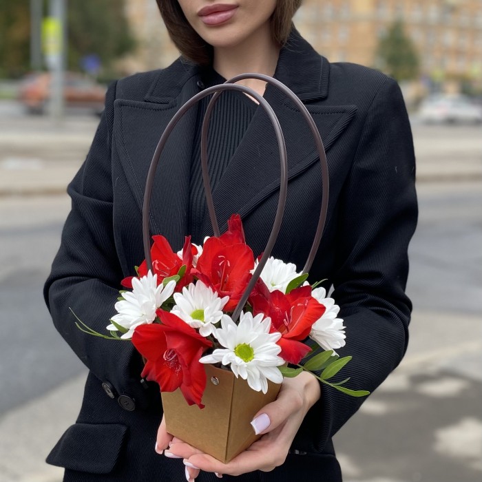 Композиция с хризантемой и красным гладиолусом в сумочке