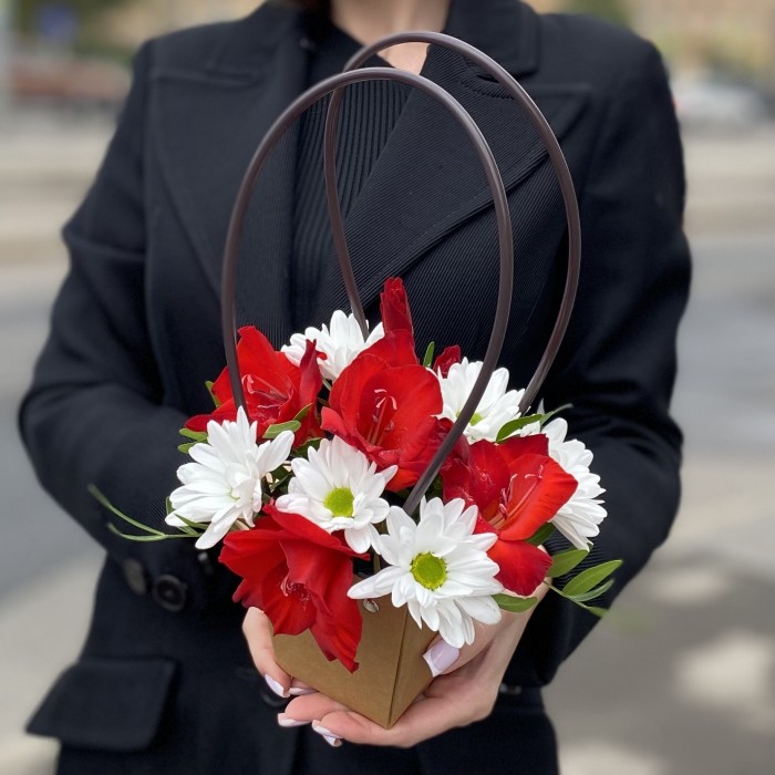 Композиция с хризантемой и красным гладиолусом в сумочке