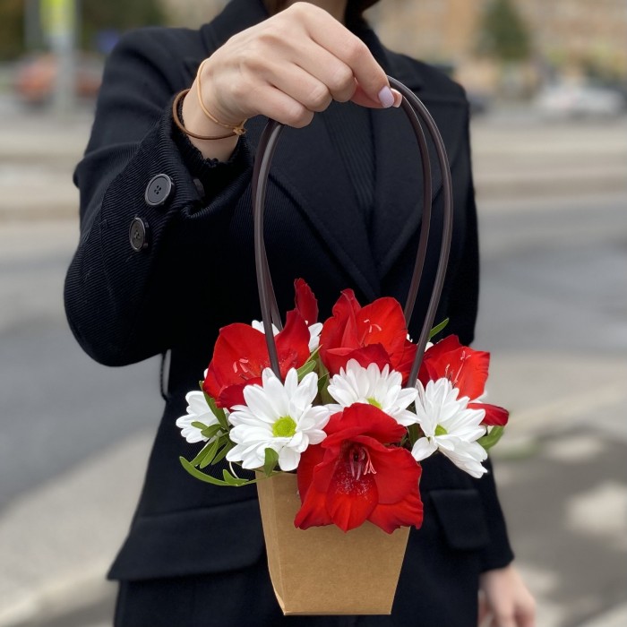 Композиция с хризантемой и красным гладиолусом в сумочке