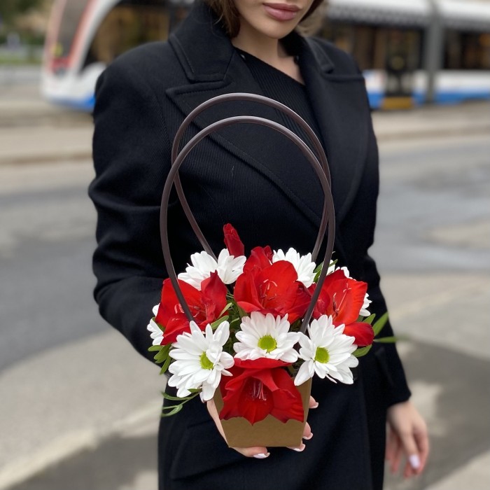 Композиция с хризантемой и красным гладиолусом в сумочке