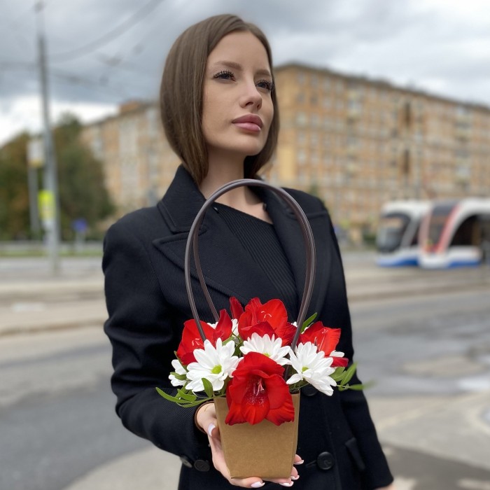 Композиция с хризантемой и красным гладиолусом в сумочке