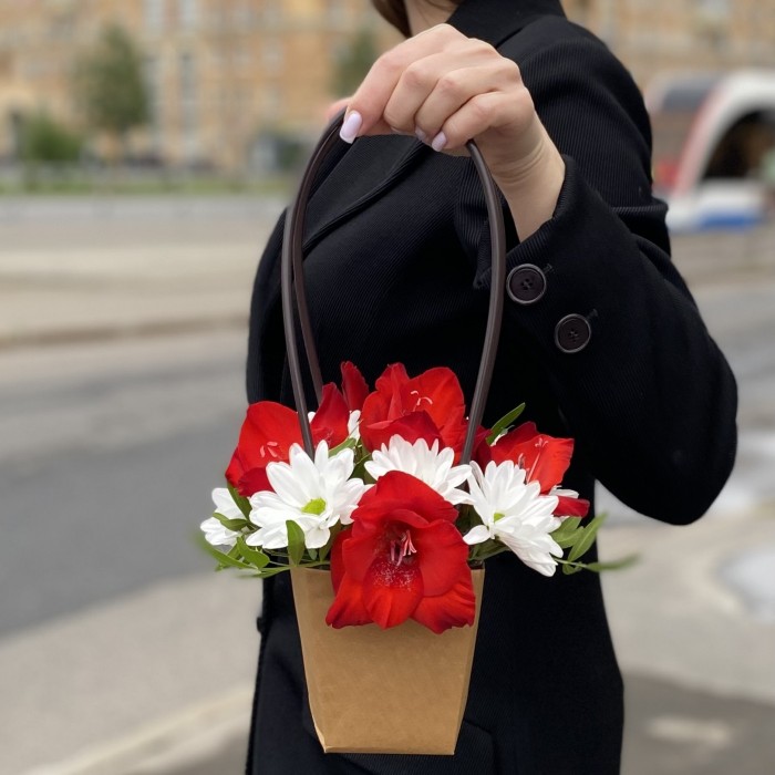 Композиция с хризантемой и красным гладиолусом в сумочке