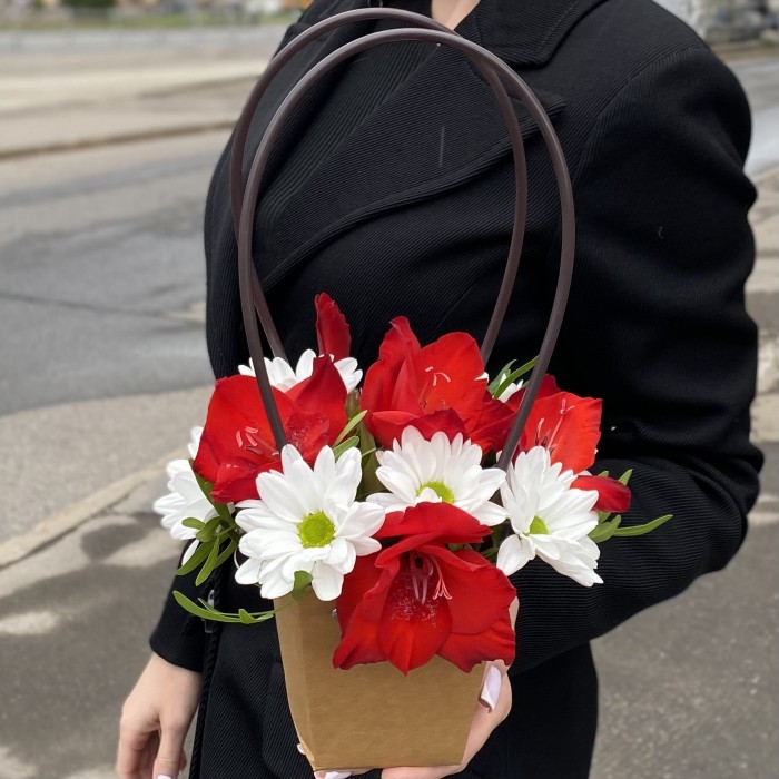 Композиция с хризантемой и красным гладиолусом в сумочке