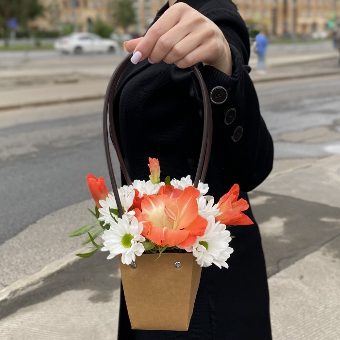 Композиция с хризантемой и коралловым гладиолусом в сумочке