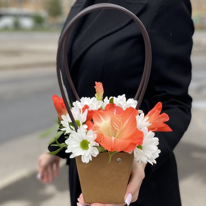 Композиция с хризантемой и коралловым гладиолусом в сумочке