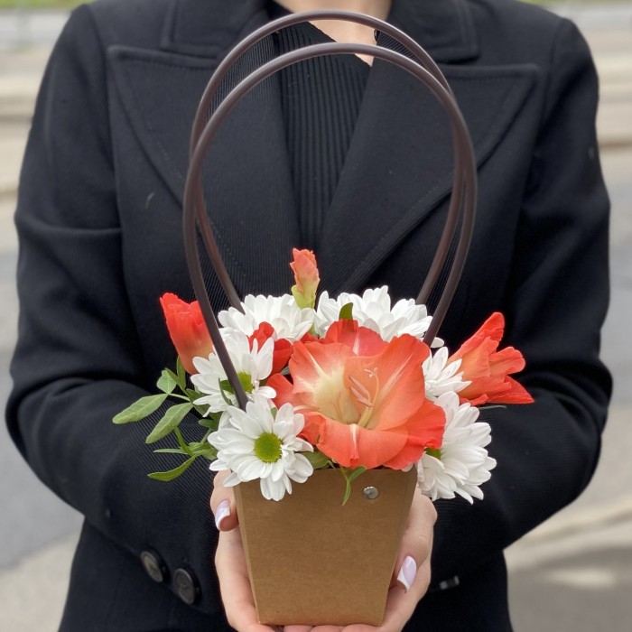 Композиция с хризантемой и коралловым гладиолусом в сумочке