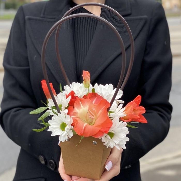 Композиция с хризантемой и коралловым гладиолусом в сумочке