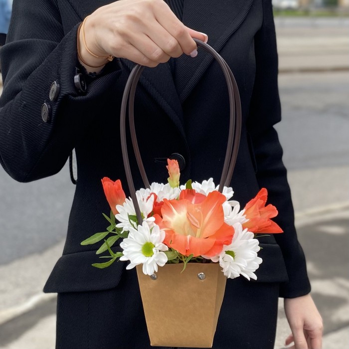 Композиция с хризантемой и коралловым гладиолусом в сумочке