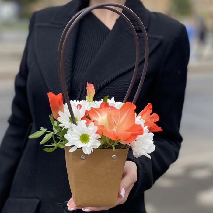 Композиция с хризантемой и коралловым гладиолусом в сумочке