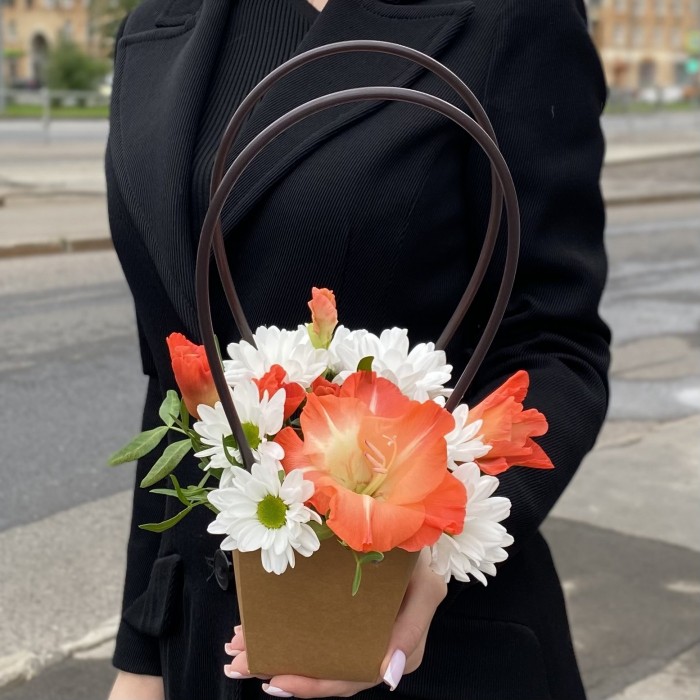 Композиция с хризантемой и коралловым гладиолусом в сумочке