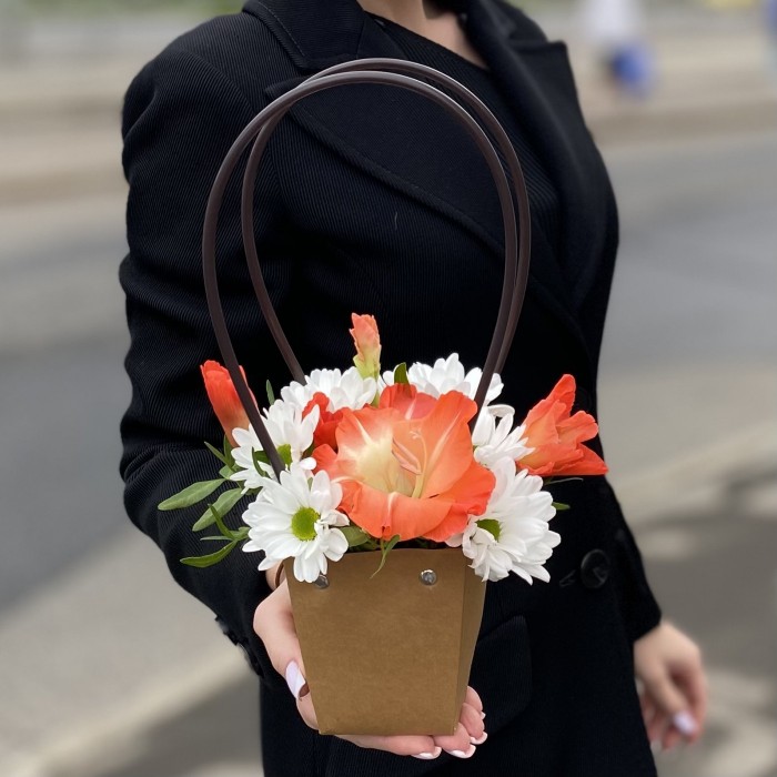 Композиция с хризантемой и коралловым гладиолусом в сумочке