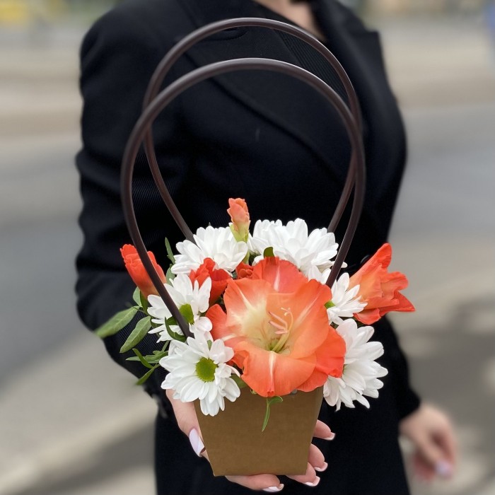 Композиция с хризантемой и коралловым гладиолусом в сумочке