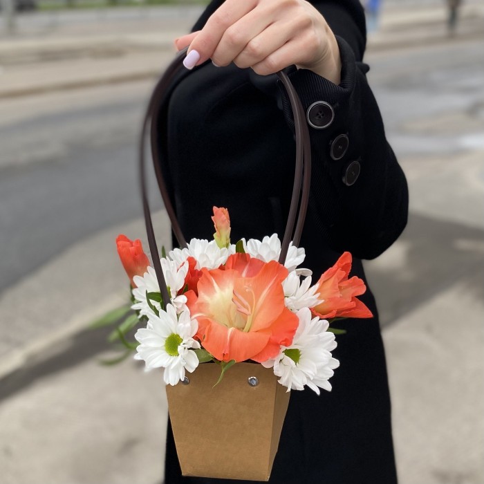 Композиция с хризантемой и коралловым гладиолусом в сумочке