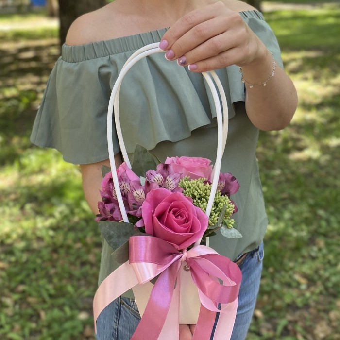 Композиция с розами и альстромерией в сумочке