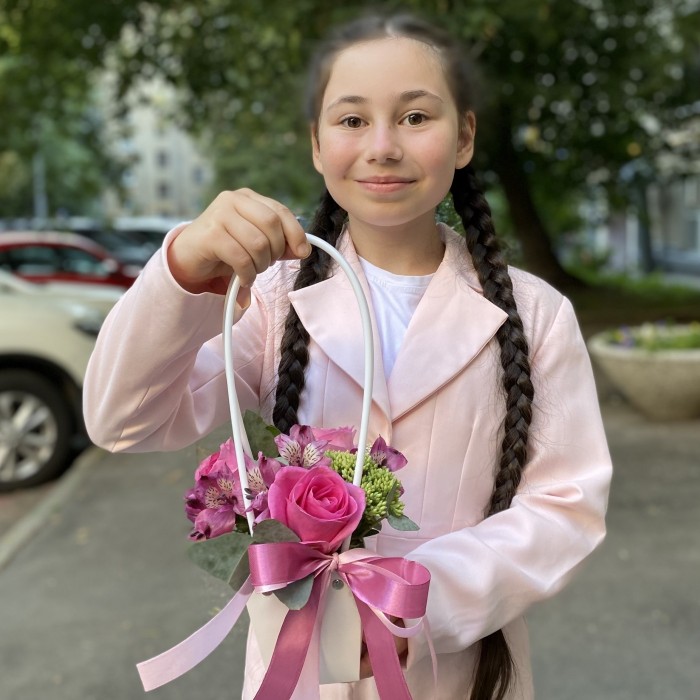 Композиция с розами и альстромерией в сумочке