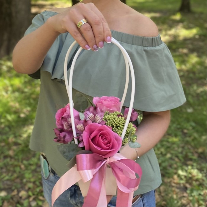 Композиция с розами и альстромерией в сумочке