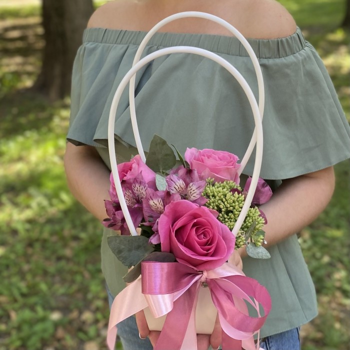 Композиция с розами и альстромерией в сумочке