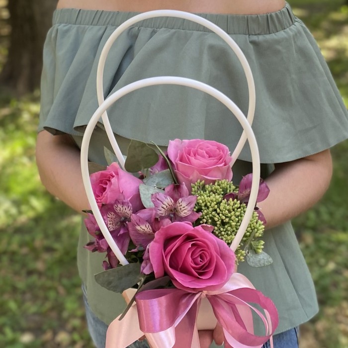 Композиция с розами и альстромерией в сумочке