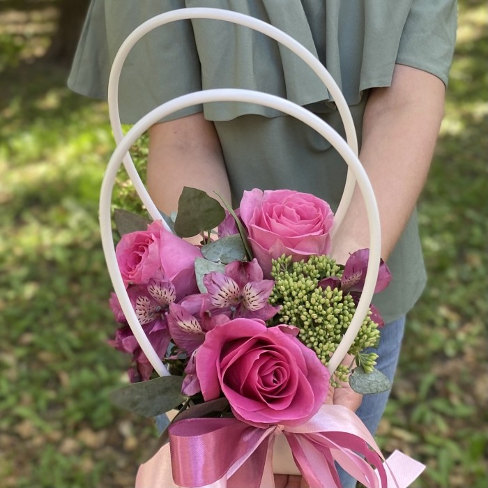 Композиция с розами и альстромерией в сумочке