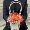 Композиция с коралловым гладиолусом и гипсофилой в сумочке