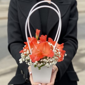 Композиция с коралловым гладиолусом и гипсофилой в сумочке