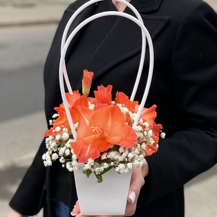 Композиция с коралловым гладиолусом и гипсофилой в сумочке