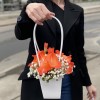 Композиция с коралловым гладиолусом и гипсофилой в сумочке