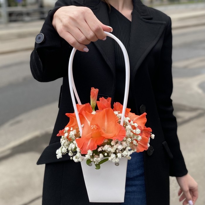 Композиция с коралловым гладиолусом и гипсофилой в сумочке