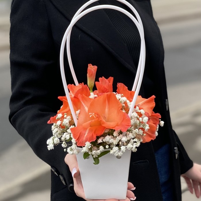 Композиция с коралловым гладиолусом и гипсофилой в сумочке