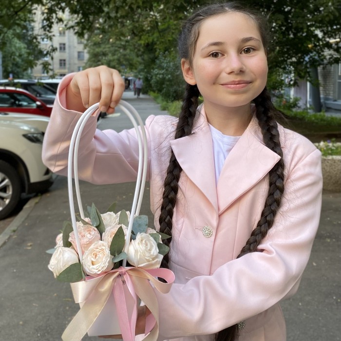 Композиция с кустовой пионовидной розой Бомбастик в сумочке