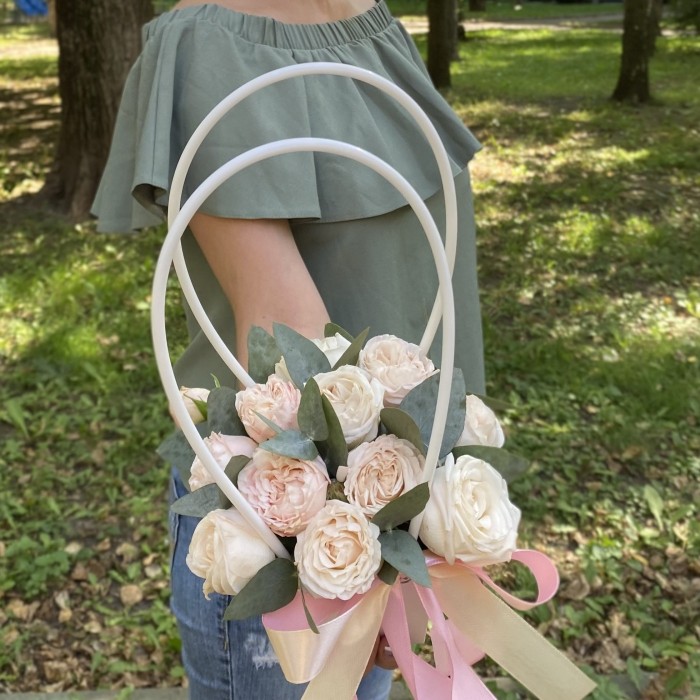 Композиция с кустовой пионовидной розой Бомбастик в сумочке