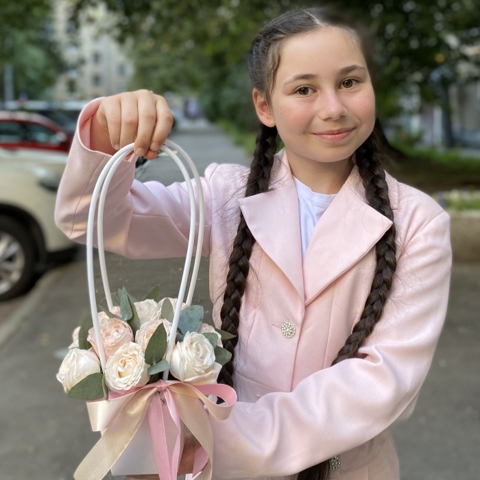 Композиция с кустовой пионовидной розой Бомбастик в сумочке