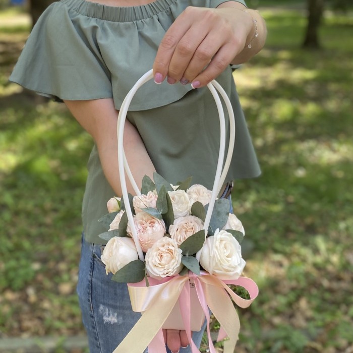 Композиция с кустовой пионовидной розой Бомбастик в сумочке