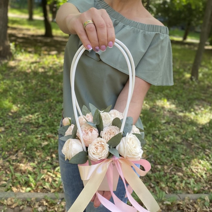 Композиция с кустовой пионовидной розой Бомбастик в сумочке