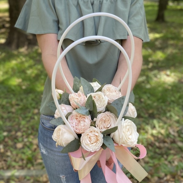 Композиция с кустовой пионовидной розой Бомбастик в сумочке