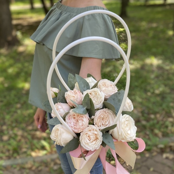 Композиция с кустовой пионовидной розой Бомбастик в сумочке