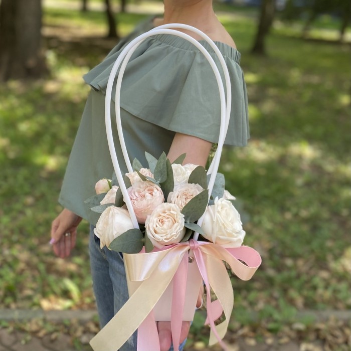 Композиция с кустовой пионовидной розой Бомбастик в сумочке