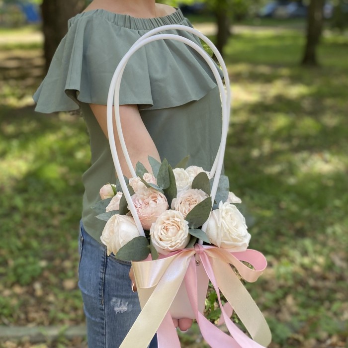 Композиция с кустовой пионовидной розой Бомбастик в сумочке