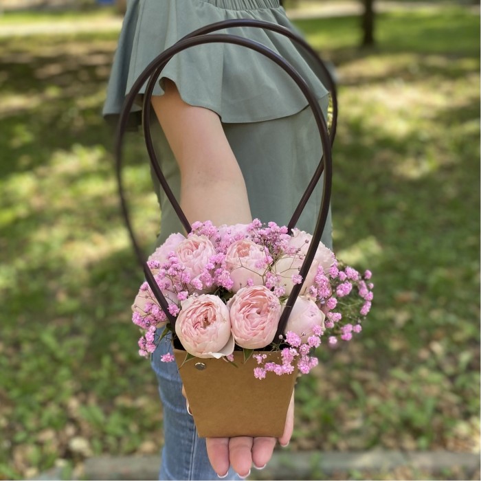 Композиция с кустовой пионовидной розой Мансфилд парк в сумочке