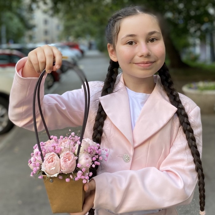 Композиция с кустовой пионовидной розой Мансфилд парк в сумочке